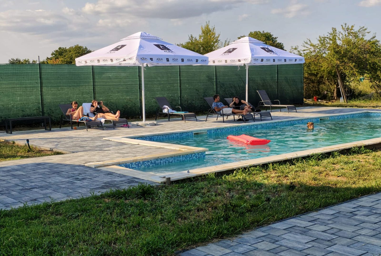 foto 02 — piscina seara, luminile aprinse